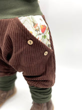 Lade das Bild in den Galerie-Viewer, Hose für Kinder und Babys Cord Braun mit Bertie Pomm Taschen