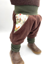 Lade das Bild in den Galerie-Viewer, Hose für Kinder und Babys Cord Braun mit Bertie Pomm Taschen