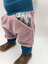 Lade das Bild in den Galerie-Viewer, CORDNICKY-HOSE ALTROSA PFAU