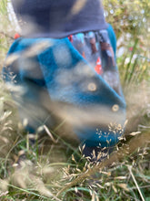 Lade das Bild in den Galerie-Viewer, WOLLWALK-HOSE PETROL WALDTIERE