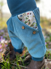 Lade das Bild in den Galerie-Viewer, CORDNICKY-HOSE PETROL KLAUS SAUSEBRAUS