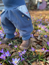 Lade das Bild in den Galerie-Viewer, MUSSELIN-HOSE JEANSBLAU SOMMERWIESE