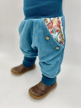 Lade das Bild in den Galerie-Viewer, CORDNICKY-HOSE PETROL PFAU