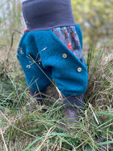 Lade das Bild in den Galerie-Viewer, WOLLWALK-HOSE PETROL WALDTIERE