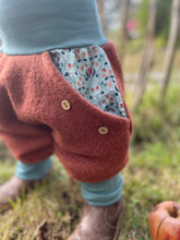 Lade das Bild in den Galerie-Viewer, WOLLWALK-HOSE ROST BLUMEN MUSTER