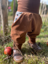 Lade das Bild in den Galerie-Viewer, CORDNICKY-HOSE HELLBRAUN PINGUINE