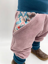 Lade das Bild in den Galerie-Viewer, CORDNICKY-HOSE ALTROSA PFAU