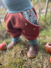 Lade das Bild in den Galerie-Viewer, WOLLWALK-HOSE ROST BLUMEN MUSTER