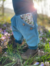 Lade das Bild in den Galerie-Viewer, CORDNICKY-HOSE PETROL KLAUS SAUSEBRAUS