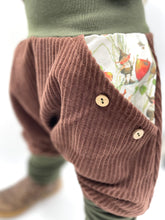 Lade das Bild in den Galerie-Viewer, Hose für Kinder und Babys Cord Braun mit Bertie Pomm Taschen