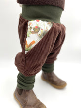 Lade das Bild in den Galerie-Viewer, Hose für Kinder und Babys Cord Braun mit Bertie Pomm Taschen