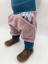 Lade das Bild in den Galerie-Viewer, CORDNICKY-HOSE ALTROSA PFAU