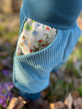 Lade das Bild in den Galerie-Viewer, CORDNICKY-HOSE PETROL KLAUS SAUSEBRAUS