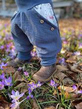 Lade das Bild in den Galerie-Viewer, MUSSELIN-HOSE JEANSBLAU SOMMERWIESE