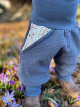 Lade das Bild in den Galerie-Viewer, MUSSELIN-HOSE JEANSBLAU SOMMERWIESE