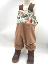 Lade das Bild in den Galerie-Viewer, Schlupf- Latzhose Bio Breitcordnicky Haselnuss schlafende Tierkinder Mitwachsend
