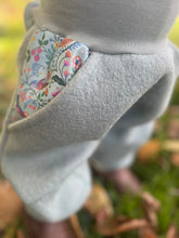 Lade das Bild in den Galerie-Viewer, WOLLWALK-HOSE Mint Vögel Taschen Kniepatches
