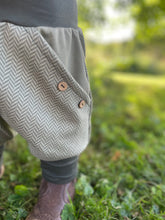 Lade das Bild in den Galerie-Viewer, Fischgräthose Bio Jacquard Sweat Hose Khaki Uni Olive Taschen Mitwachshose
