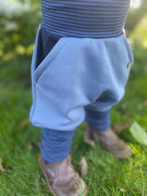 Lade das Bild in den Galerie-Viewer, BIO SOFT SWEAT HOSE Jeansblau/gestreift Uni Taschen Mitwachsend
