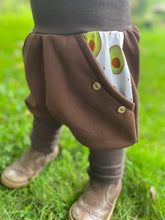 Lade das Bild in den Galerie-Viewer, BIO SOFT SWEAT HOSE Braun Avocado Taschen Mitwachsend
