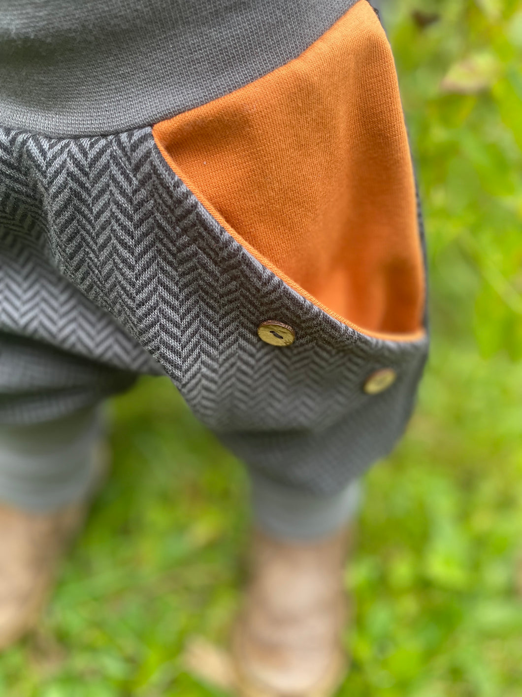 Fischgräthose Bio Jacquard Sweat Hose Schwarz/Grau Uni Taschen Mitwachshose