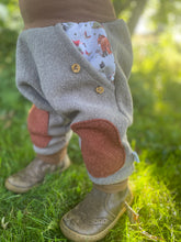 Lade das Bild in den Galerie-Viewer, WOLLWALK-HOSE Grau/Braun Brombeerzwerg Taschen Kniepatches

