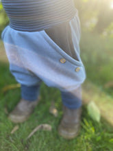 Lade das Bild in den Galerie-Viewer, BIO SOFT SWEAT HOSE Jeansblau/gestreift Uni Taschen Mitwachsend
