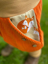 Lade das Bild in den Galerie-Viewer, CORDNICKY-H0SE Rost/Beige Fuchsmama Taschen Mitwachsend
