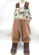 Lade das Bild in den Galerie-Viewer, Schlupf- Latzhose Bio Breitcordnicky Haselnuss schlafende Tierkinder Mitwachsend
