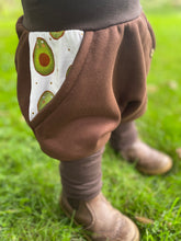 Lade das Bild in den Galerie-Viewer, BIO SOFT SWEAT HOSE Braun Avocado Taschen Mitwachsend
