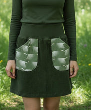 Lade das Bild in den Galerie-Viewer, Bio Breitcordnicky Rock Damen Waldgrün mit Kranich Taschen mit oder ohne Haarband
