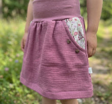 Lade das Bild in den Galerie-Viewer, Musselin Rock Altrosa Klee Blumen mit oder ohne Haarband
