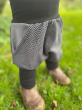 Lade das Bild in den Galerie-Viewer, Fischgräthose Bio Jacquard Sweat Hose Schwarz/Grau Uni Taschen Mitwachshose
