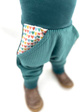 Lade das Bild in den Galerie-Viewer, CORDNICKY-HOSE Dunkelmint Herzchen
