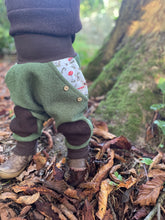 Lade das Bild in den Galerie-Viewer, WOLLWALK-HOSE Khaki/Braun  Zauber Pilz Zwerg Taschen Kniepatches
