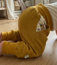 Lade das Bild in den Galerie-Viewer, Hose für Kinder und Babys Musselin Senfgelb mit Giesbert im Blumengarten Taschen
