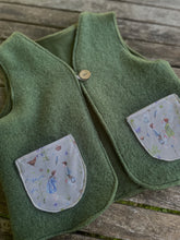 Lade das Bild in den Galerie-Viewer, Weste für Kinder und Babys Wollwalk Khaki mit glückliche Hühner Taschen

