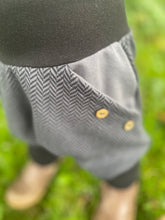 Lade das Bild in den Galerie-Viewer, Fischgräthose Bio Jacquard Sweat Hose Schwarz/Grau Uni Taschen Mitwachshose
