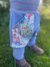 Lade das Bild in den Galerie-Viewer, BIO SOFT SWEAT HOSE Jeansblau Zwergenwelt Taschen Mitwachsend
