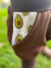 Lade das Bild in den Galerie-Viewer, BIO SOFT SWEAT HOSE Braun Avocado Taschen Mitwachsend
