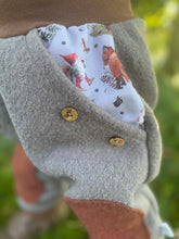 Lade das Bild in den Galerie-Viewer, WOLLWALK-HOSE Grau/Braun Brombeerzwerg Taschen Kniepatches
