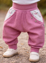 Lade das Bild in den Galerie-Viewer, Musselin-Hose Altrosa Mohn Blumen Taschen
