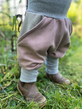 Lade das Bild in den Galerie-Viewer, BIO SOFT SWEAT HOSE Altrosa/Grau Uni Taschen Mitwachsend
