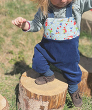 Lade das Bild in den Galerie-Viewer, Latzhose für Kinder und Babys Cord Marine Blau mit Pippa und Pelle
