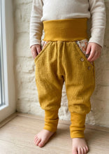 Lade das Bild in den Galerie-Viewer, Musselin-Hose Senfgelb Fuchs und Eule Taschen
