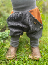 Lade das Bild in den Galerie-Viewer, Fischgräthose Bio Jacquard Sweat Hose Schwarz/Grau Uni Taschen Mitwachshose

