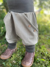 Lade das Bild in den Galerie-Viewer, Fischgräthose Bio Jacquard Sweat Hose Khaki Uni Olive Taschen Mitwachshose
