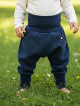 Lade das Bild in den Galerie-Viewer, Fischgräthose Bio Jacquard Sweat Hose Blau Uni Taschen Mitwachshose
