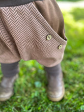 Lade das Bild in den Galerie-Viewer, Fischgräthose Bio Jacquard Sweat Hose Hellbraun/Braun Uni Taschen Mitwachshose
