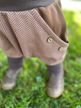Lade das Bild in den Galerie-Viewer, Fischgräthose Bio Jacquard Sweat Hose Hellbraun/Braun Uni Taschen Mitwachshose
